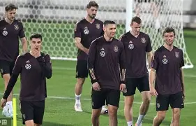 yy易游-赛前布莱顿备战德国杯，主帅复盘细节曝光，底气十足，训练强度明显提升