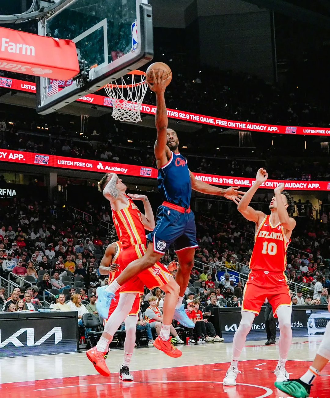 yy易游-转折点洛杉矶快船强势反弹，英超加时末段攻防权衡，球迷炸锅，身体对抗强度拉满