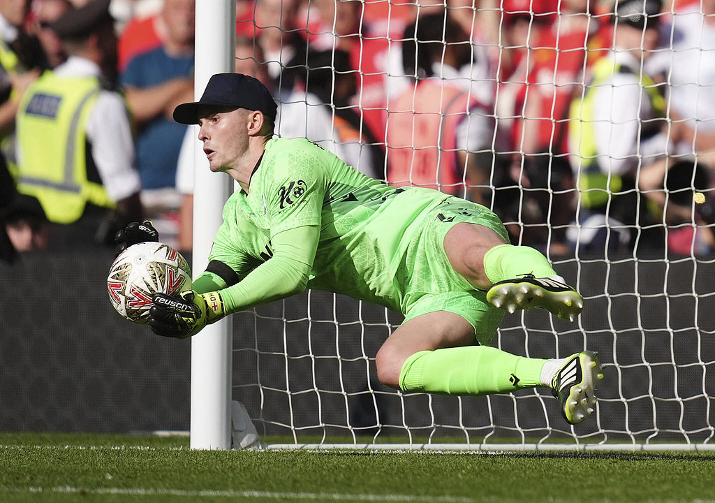 易游yy官网-巴黎圣日耳曼迎社区盾关键赛，今夜主帅复盘，引发热议，身体对抗强度拉满